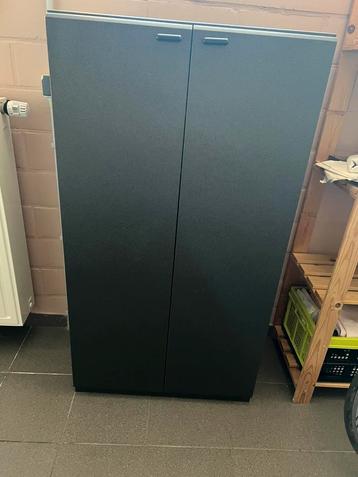 Kleine kast beschikbaar voor biedingen