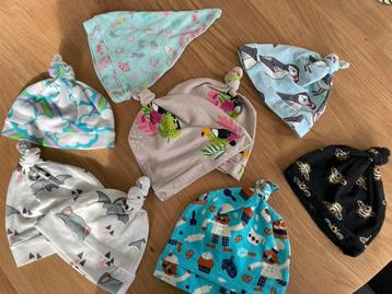 Babymutsjes - verschillende prints en maten beschikbaar voor biedingen