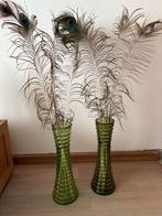 2 groene, smalle vazen met pauwenveren, Ophalen, Zo goed als nieuw