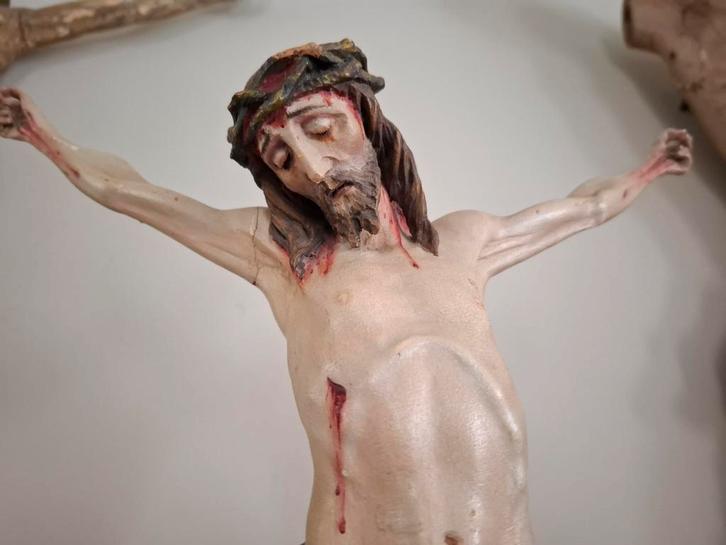 CORPUS CHRISTI GEPOLYCHROMEERD HOUT (NIEUWJAARSCADEAUTIP), Antiek en Kunst, Antiek | Religieuze voorwerpen, Ophalen