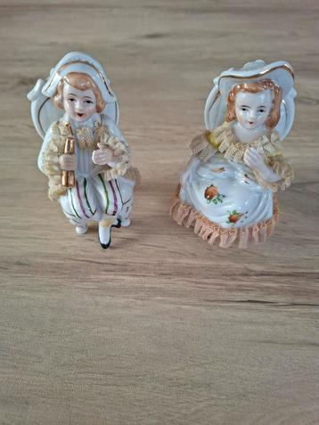 Koppel met kant 11 cm H en 5 cm B. beschikbaar voor biedingen