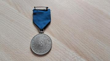 Medaille 8 j polizei beschikbaar voor biedingen