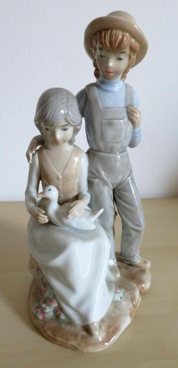 Lieflijk koppeltje in porselein beschikbaar voor biedingen