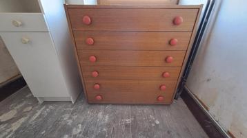 commode vintage  disponible aux enchères