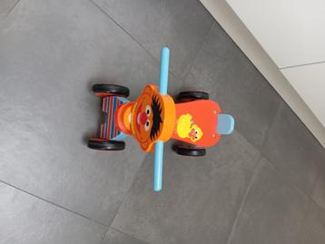 Houten vierwielertjes Sesamstraat  beschikbaar voor biedingen