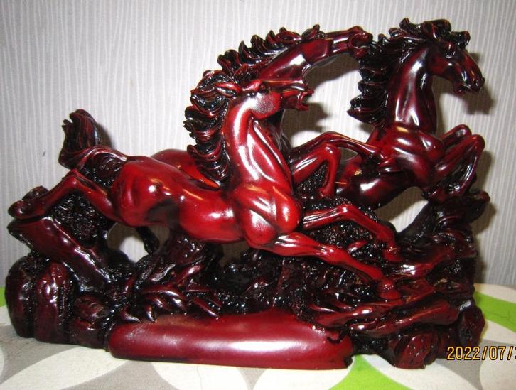 Statue chevaux au galop en résine rouge, Maison & Meubles, Accessoires pour la Maison | Autre, Utilisé, Envoi