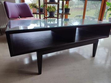 Salontafel van glas en hout beschikbaar voor biedingen