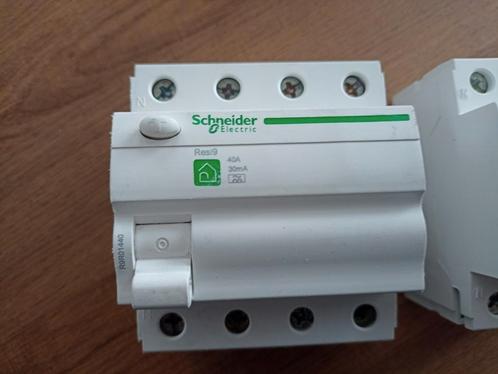 Schneider Resi 9 differentieel schakelaar 4 polig 40A 30mA, Doe-het-zelf en Bouw, Elektriciteit en Kabels, Nieuw, Ophalen of Verzenden