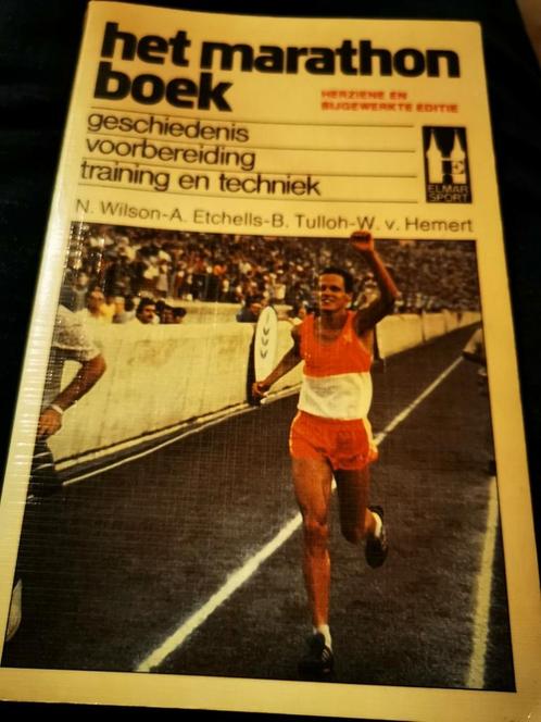 Le livre du marathon Elmar Sports Books 1981 édition révisée, Livres, Livres de sport, Comme neuf, Course à pied et Cyclisme, Enlèvement ou Envoi