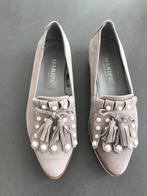 Taupe/bruine suède met parels van het kwalitatieve merk Mari, Kleding | Dames, Schoenen, Bruin, Instappers, Ophalen of Verzenden