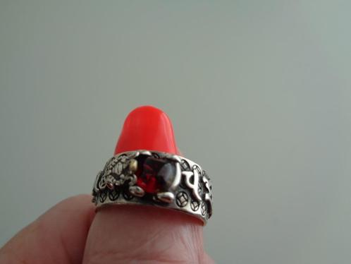Bague argent Tibétaine avec pierre rouge, Handtassen en Accessoires, Ringen, Zo goed als nieuw, Dame of Heer, Overige kleuren