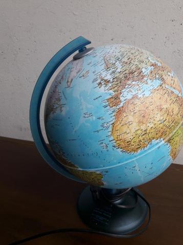 Wereldbol met verlichting beschikbaar voor biedingen