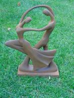 Standbeeld van een dansend koppel in roestig gietijzer..., Tuin en Terras, Nieuw, Overige typen, Ophalen of Verzenden, Metaal