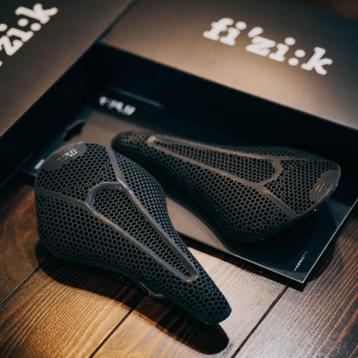 FIZIK VENTO ARGO R1 Adaptive Zadel – 3D printed fietszadel disponible aux enchères