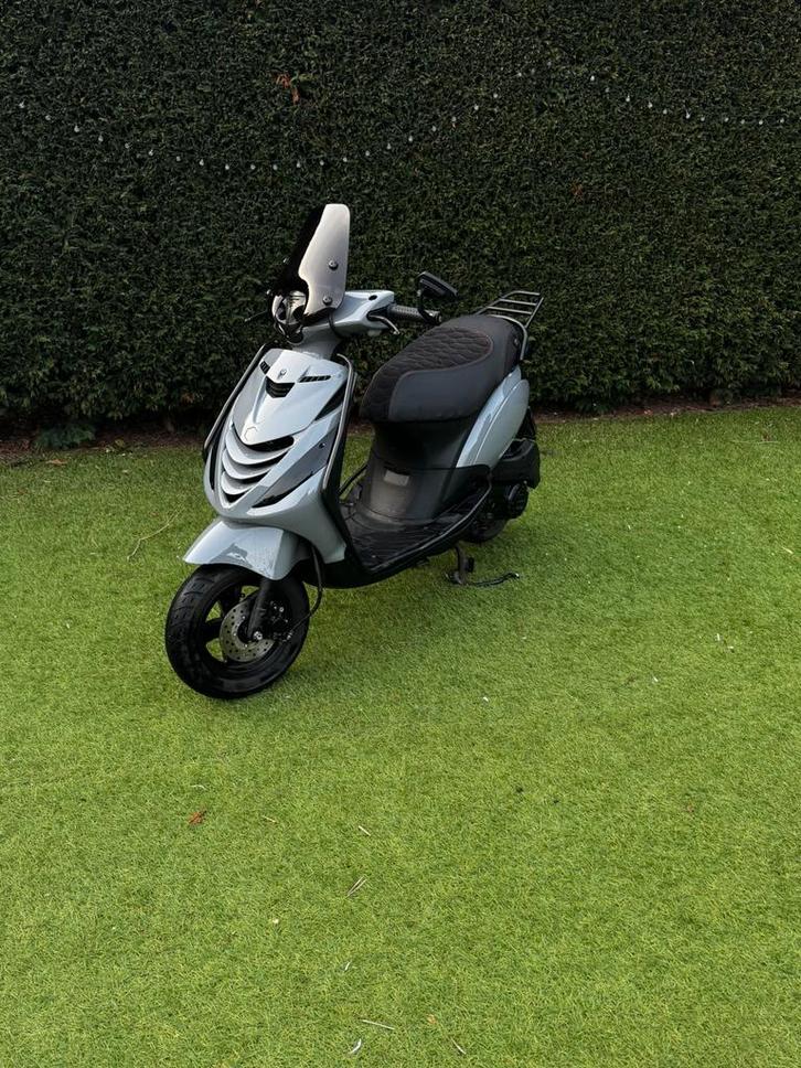 Piaggio Zip 4takt Iget E5 b klasse, Fietsen en Brommers, Scooters | Piaggio, Zo goed als nieuw, Zip, Klasse B (45 km/u), Benzine
