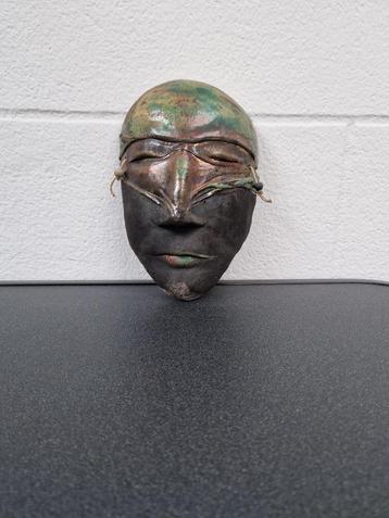 Grieks masker in klei en messing beschikbaar voor biedingen