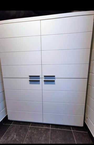Prachtige strakke witte kast woonkamer beschikbaar voor biedingen
