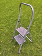 Trapladder / keukentrap met 2 treden en hoge leuning, Doe-het-zelf en Bouw, Ladders en Trappen, Ophalen, Gebruikt, Ladder, Opvouwbaar of Inschuifbaar