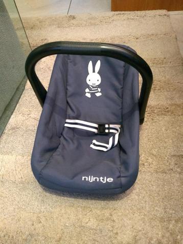 Poppenmaxi-cosy  beschikbaar voor biedingen