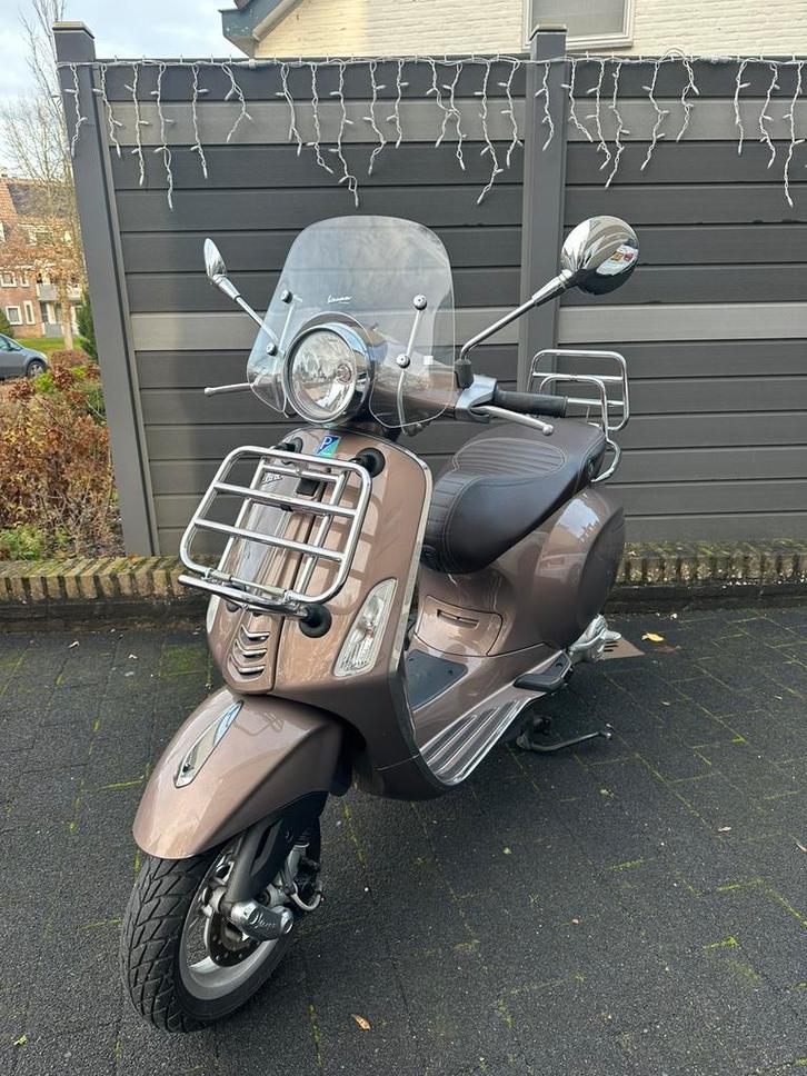 Vespa Primavera Geel/brom kenteken, Fietsen en Brommers, Scooters | Vespa, Zo goed als nieuw, Klasse B (45 km/u), Ophalen