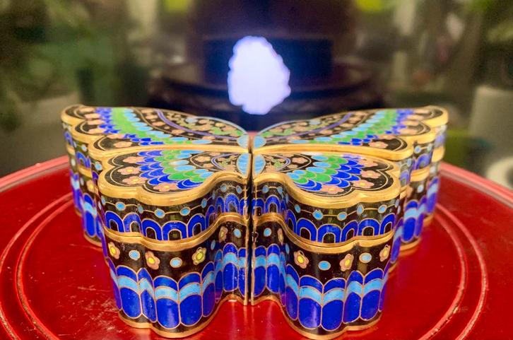 AWESOME BLUECLOISONNÉS COLLECTION WITH WONDERFUL MOTIFS, Antiek en Kunst, Antiek | Email, Ophalen