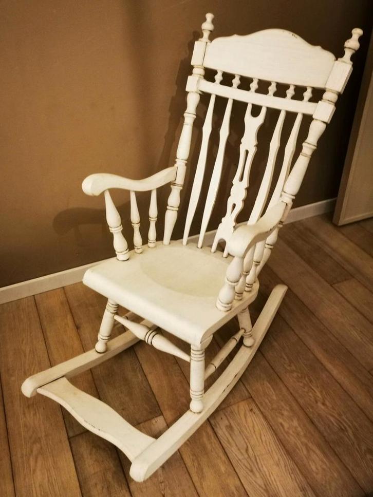 Vintage witte houten schommelstoel – elegant en comfortabel, Kinderen en Baby's, Kinderkamer | Tafels en Stoelen, Ophalen