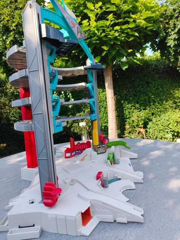 Hot Wheels garage met twee liften beschikbaar voor biedingen