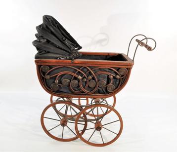 Te Koop: Sierlijke Vintage Poppenwagen – Perfect voor Verzam beschikbaar voor biedingen