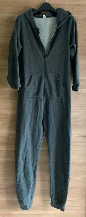 Grijze onesie beschikbaar voor biedingen