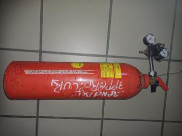 CO2 fles met regulator en vulslang. beschikbaar voor biedingen