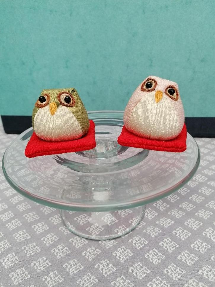 2 Japanse uiltjes gemaakt uit kimonostof wijsheid/bescherm, Antiek en Kunst, Curiosa en Brocante, Ophalen of Verzenden