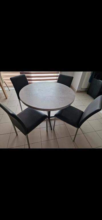 Ronde Eettafel met stoelen  beschikbaar voor biedingen