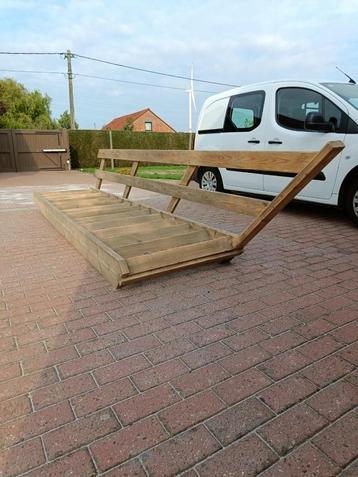 Houten trap met leuning (voorbewerkt) beschikbaar voor biedingen