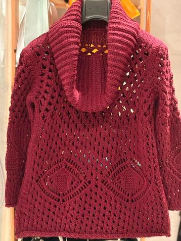 Mooie wijnrode trui (38). beschikbaar voor biedingen