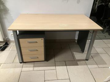 Bureautafel met rolkastje beschikbaar voor biedingen