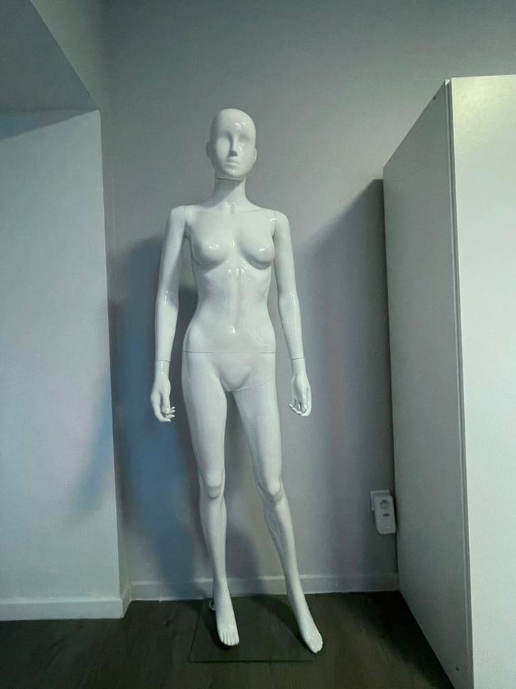 mannequin magasin exposition vitrine blanc présentation, Zakelijke goederen, Kantoor en Winkelinrichting | Magazijn, Stelling en Opslag