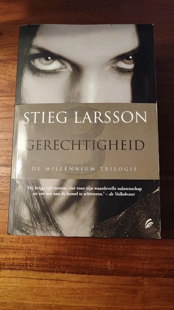 Stieg Larsson - boek 3 - Gerechtigheid, Boeken, Thrillers, Gelezen, Ophalen of Verzenden