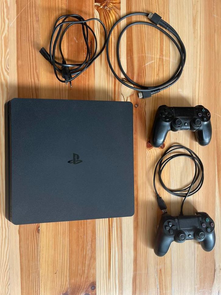PlayStation 4 Slim 1TB 2 controllers, Games en Spelcomputers, Spelcomputers | Sony PlayStation 4, Zo goed als nieuw, Slim, 1 TB