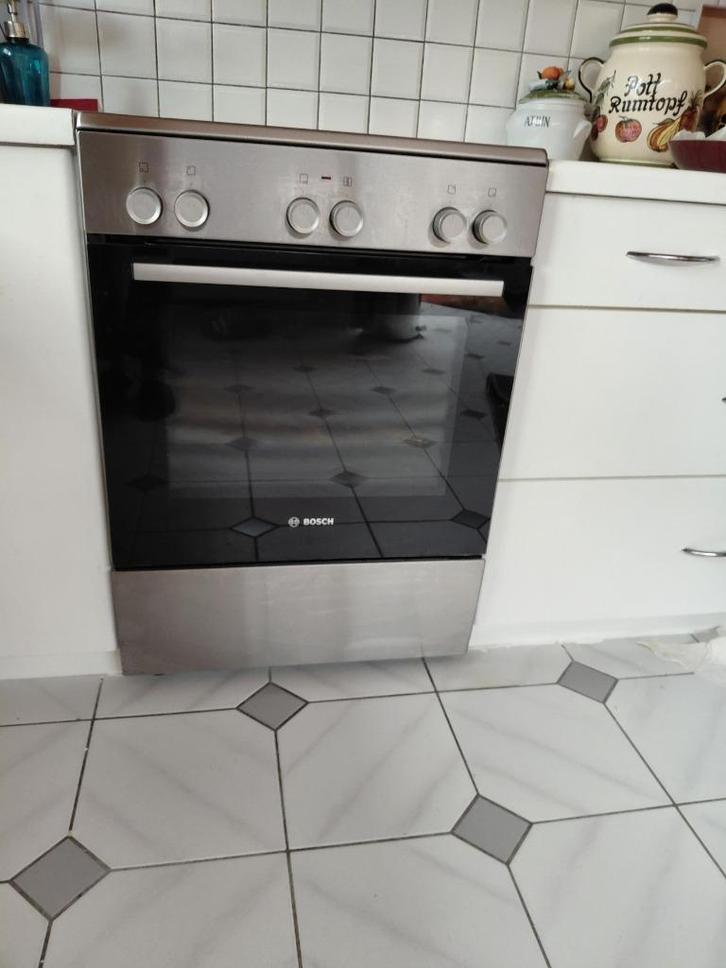 CUISINIÈRE ÉLECTRIQUE BOSCH HKA090150, Elektronische apparatuur, Fornuizen, Zo goed als nieuw, Tussenbouw, Elektrisch, 4 kookzones