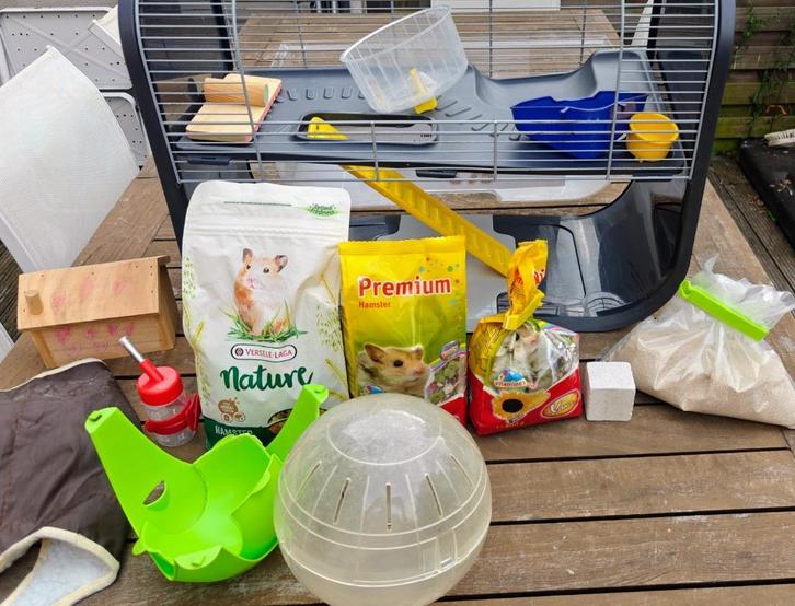 Hok voor hamster incl. toebehoren: voer, speeltjes, enz..., Dieren en Toebehoren, Knaagdieren en Konijnen | Hokken en Kooien, Zo goed als nieuw