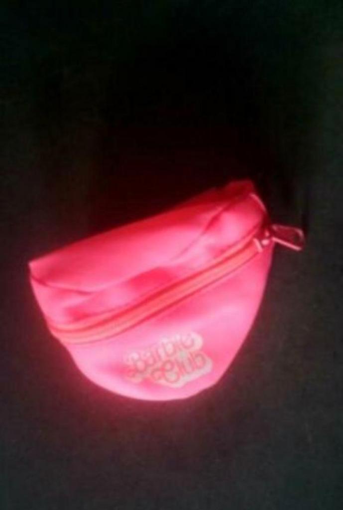 Barbie - portefeuille rose pour enfant, Enfants & Bébés, Jouets | Poupées, Comme neuf, Barbie, Enlèvement ou Envoi