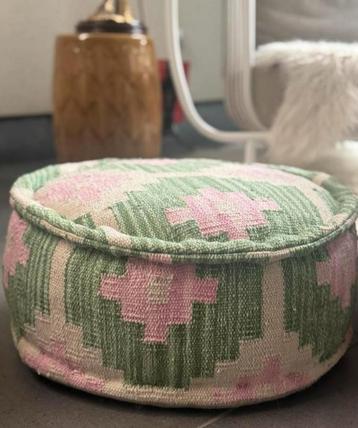 Poefje rond roze en groen dia 50 cm hoogte 30 cm  beschikbaar voor biedingen