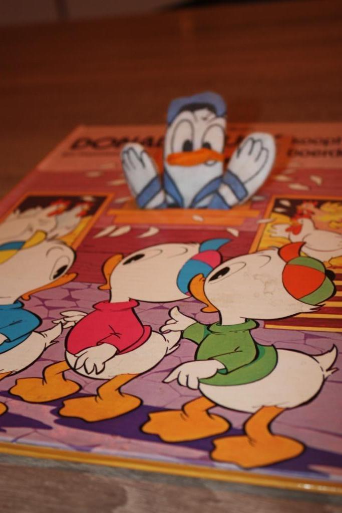 Donald Duck koopt een boerderij , Disney poppenkastboek 1976, Collections, Disney, Comme neuf, Autres types, Donald Duck, Enlèvement ou Envoi