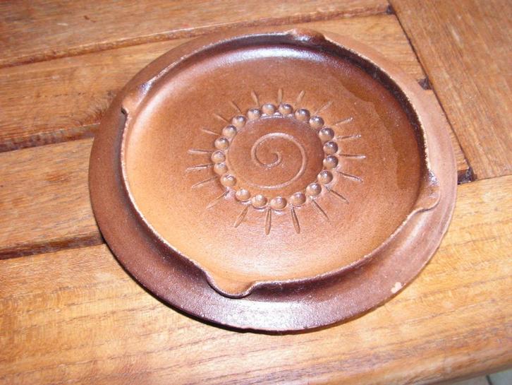 Vintage artisanaal schoteltje (asbak) in Roemeens aardewerk., Antiek en Kunst, Antiek | Keramiek en Aardewerk, Verzenden