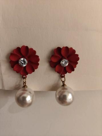 Jolies boucles d'oreilles avec strass, métal et perle. Neuve beschikbaar voor biedingen