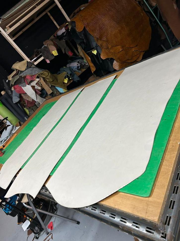 3 beige tuigleer lappen 2,5-3 mm dik half soepel met vlekjes, Hobby en Vrije tijd, Stoffen en Lappen, Beige, Ophalen of Verzenden