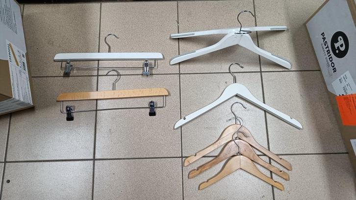 kleerhangers voor volwassenen en kinder kleding va 0.20 euro, Kleding | Dames, Kledinghangers, Gebruikt, Hout, Kinderen en Volwassenen