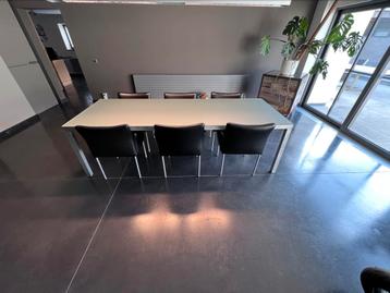 Design eettafel in mat melkglas + 6 leren stoelen beschikbaar voor biedingen