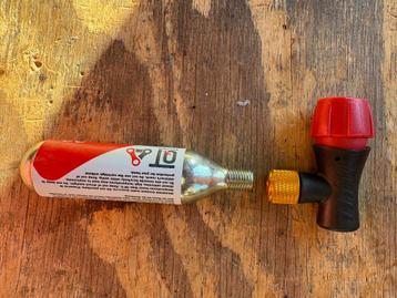 CO2 pompje met patroon beschikbaar voor biedingen