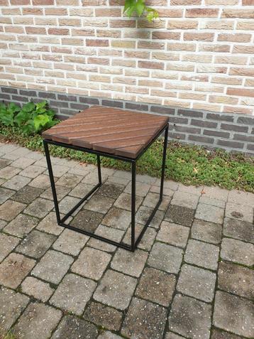 Bijzettafel voor binnen of buiten beschikbaar voor biedingen